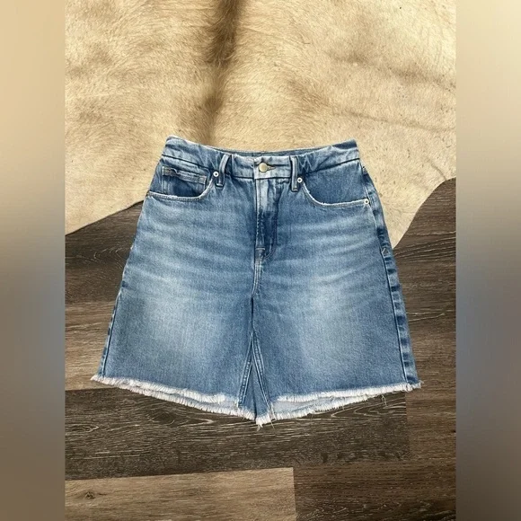 NWOT Good American 90's Long Women's Frayed Shorts Stretch Blue Denim Sz 2/26 - Picture 2 of 6